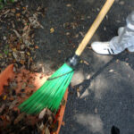 境内の様子(清掃中)