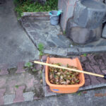 境内の様子(清掃中)